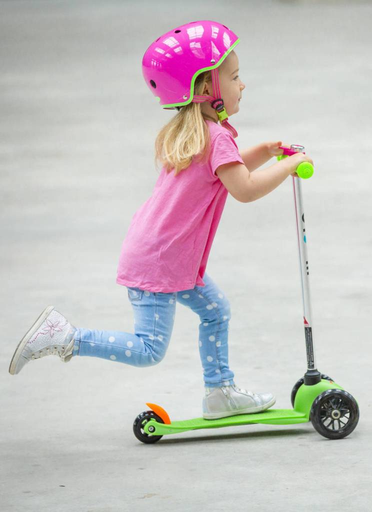 Micro step helm fucsia met licht roze streep maat M 53 -57 cm