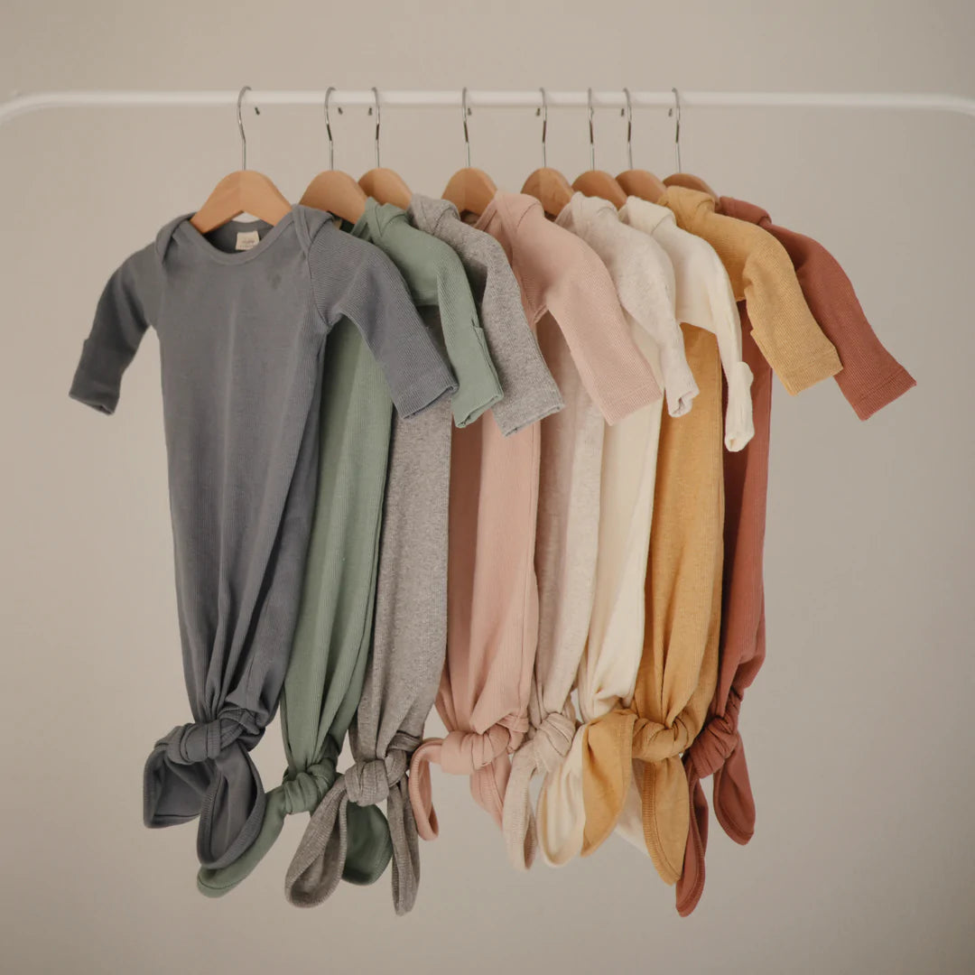 Mushie ribbed Knotted Baby Gown 0/3 mnd